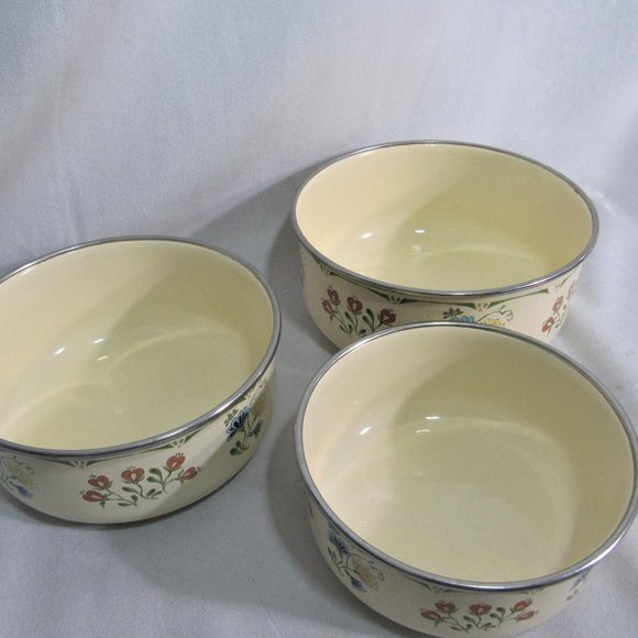 KOBE METAL NESTING BOWLS VERY NICE CONDITION LARGEST IS 7" SET OF 3 - Picture 9 of 9